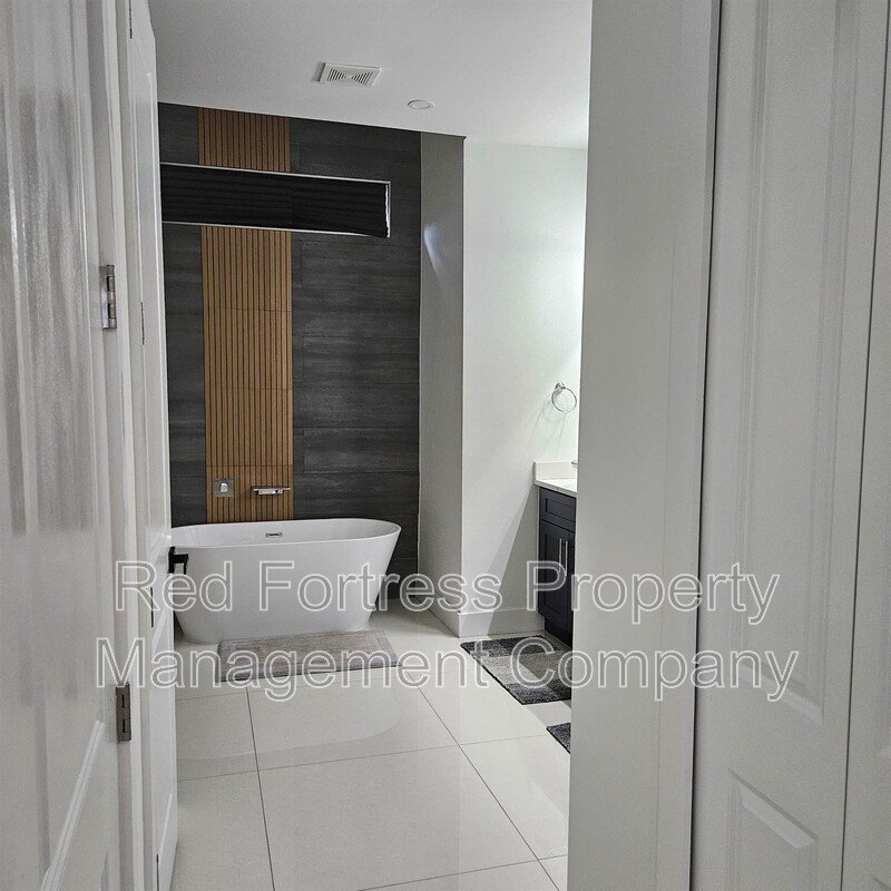 1 NW 8th Ter property image