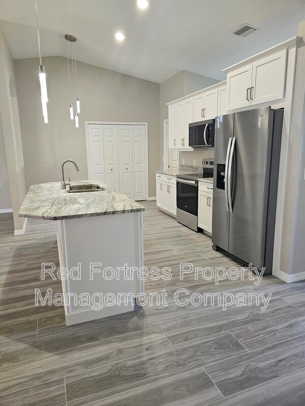 410 SW 40th Ter property image