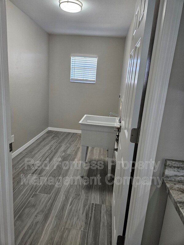 410 SW 40th Ter property image