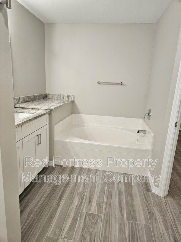 410 SW 40th Ter property image